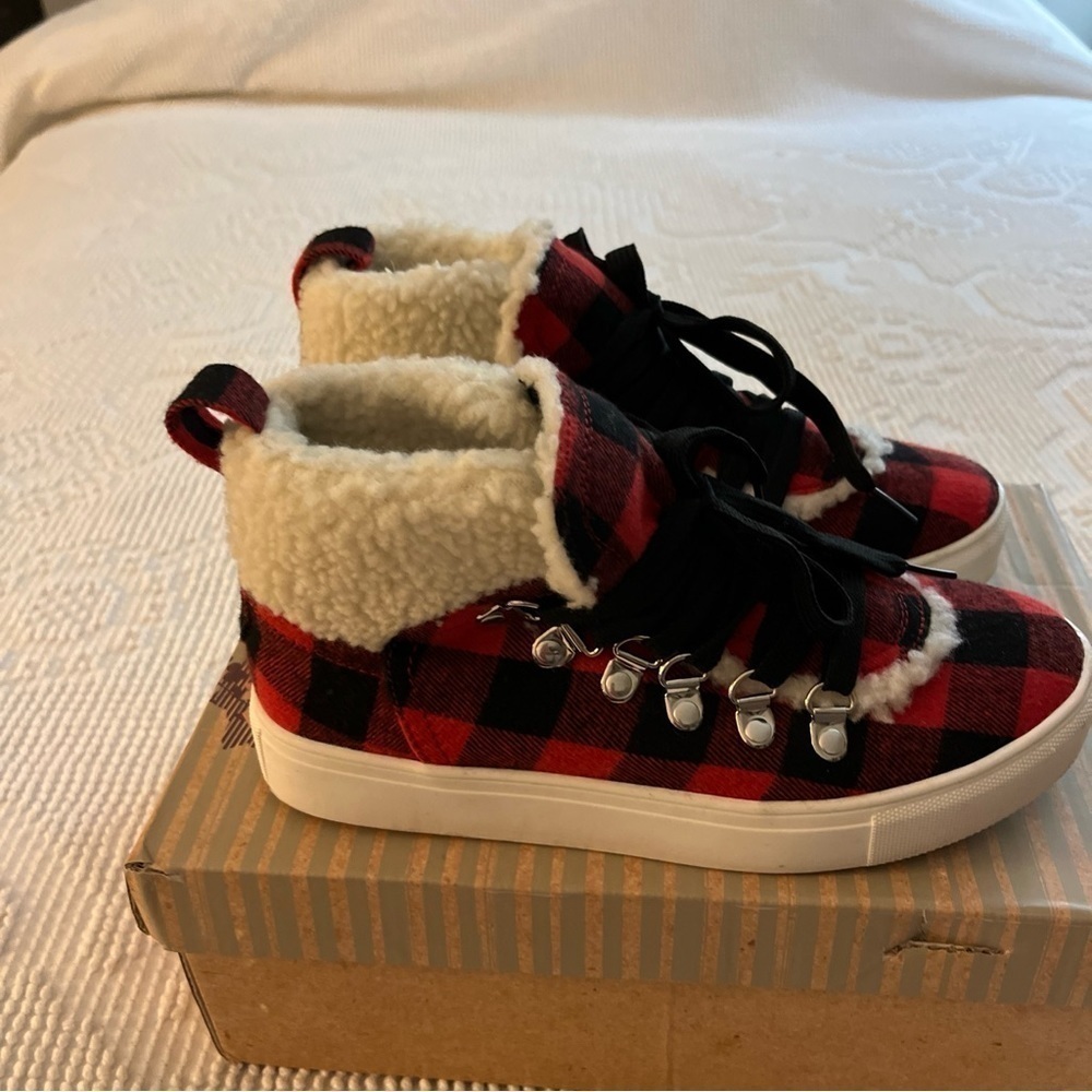 Very G Snuggly red and black plaid flannel boots with faux fur. Size 7. - Picture 6 of 11